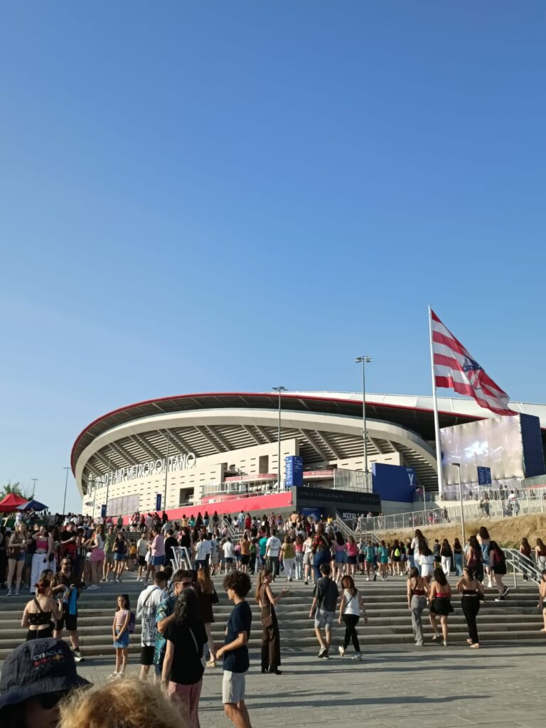 Gente en el Metropolitano para el concierto de Lola Índigo