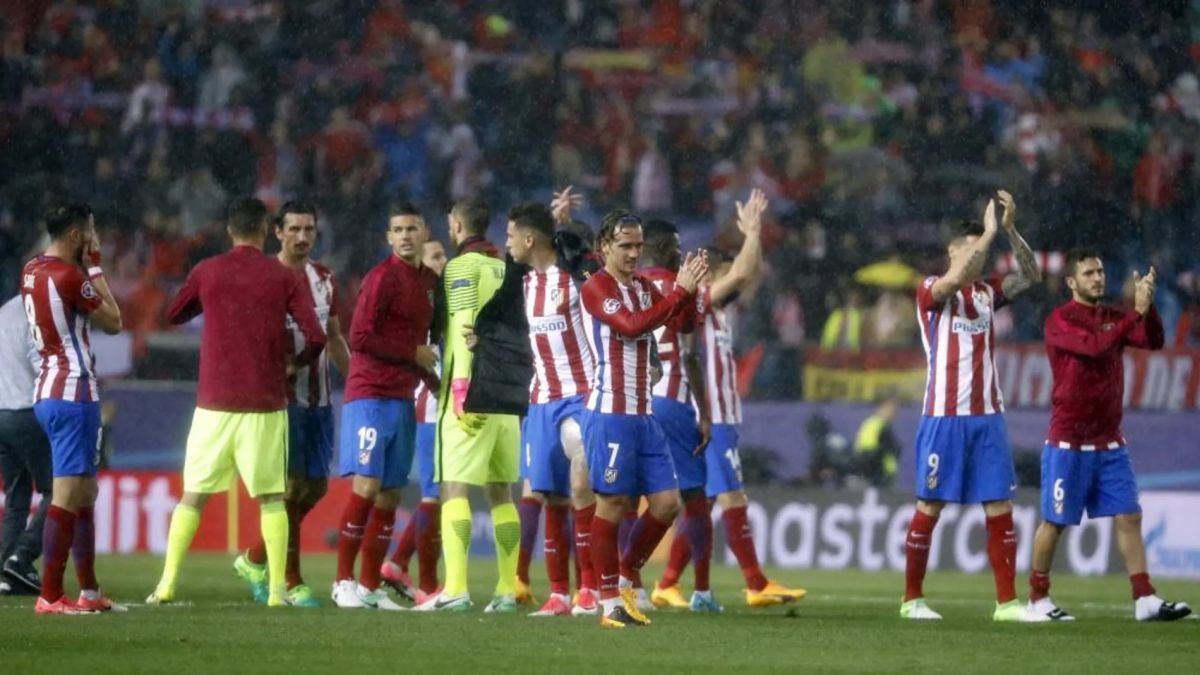 Los jugadores del Atlético de Madrid después del partido ante el Real Madrid en el Calderón