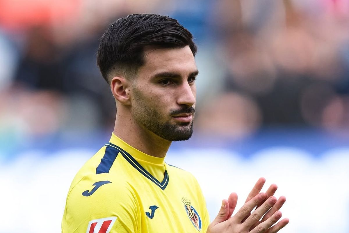 Álex Baena con la camiseta del Villarreal