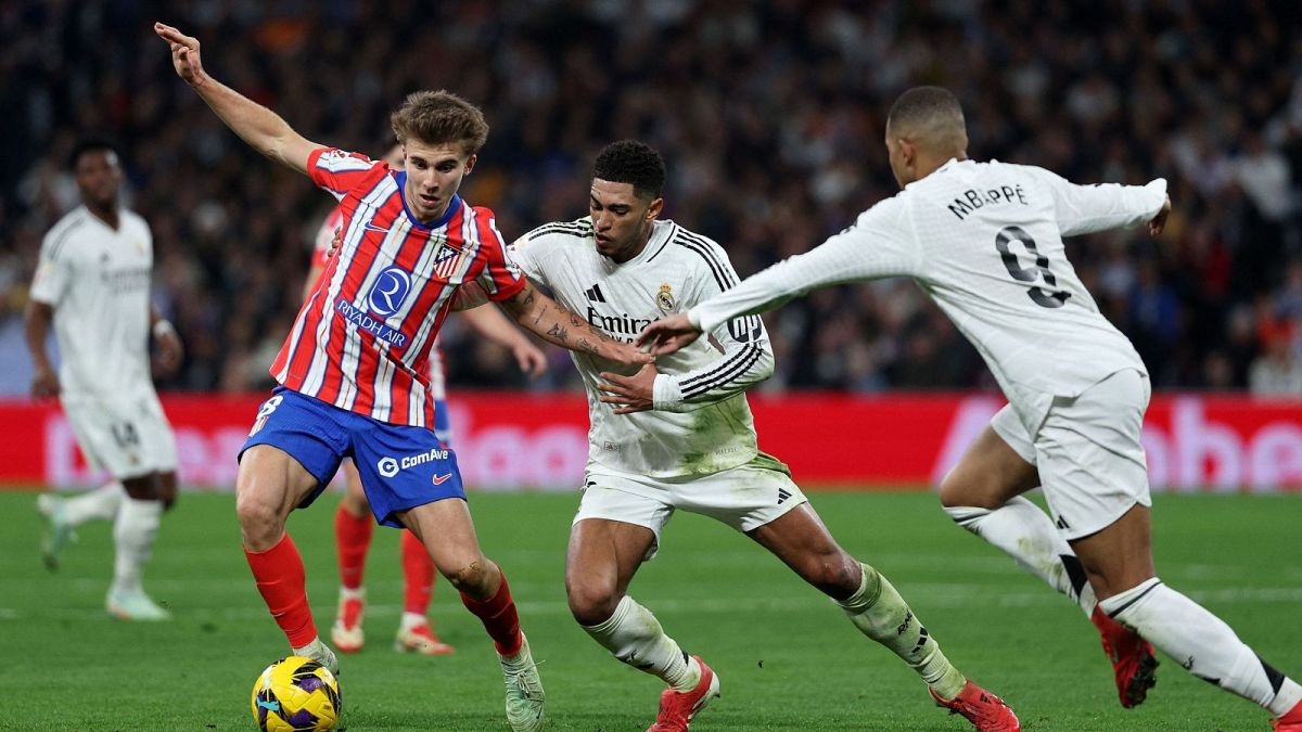 Pablo Barrios con jugadores del Real Madrid