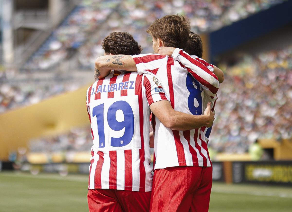 Barrios y Julián celebran un gol