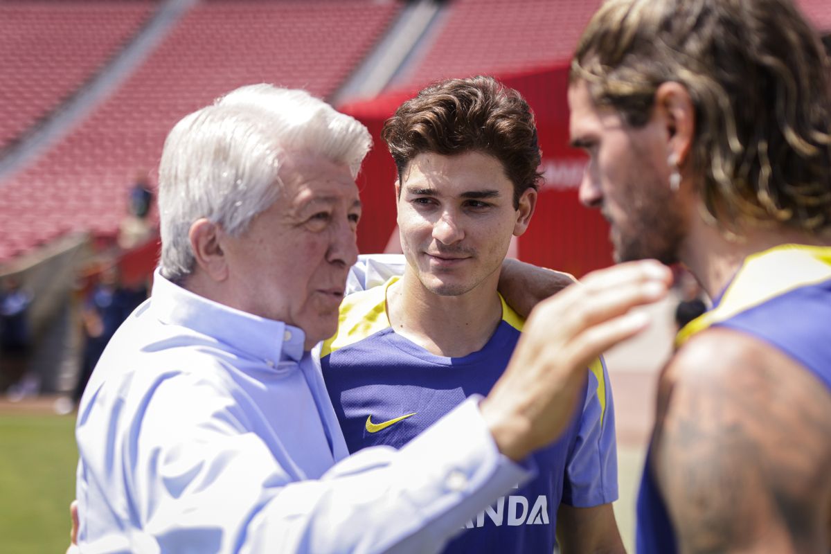El presidente del Atlético Madrid Enrique Cerezo con los jugadores Julián Alvarez y De Paul