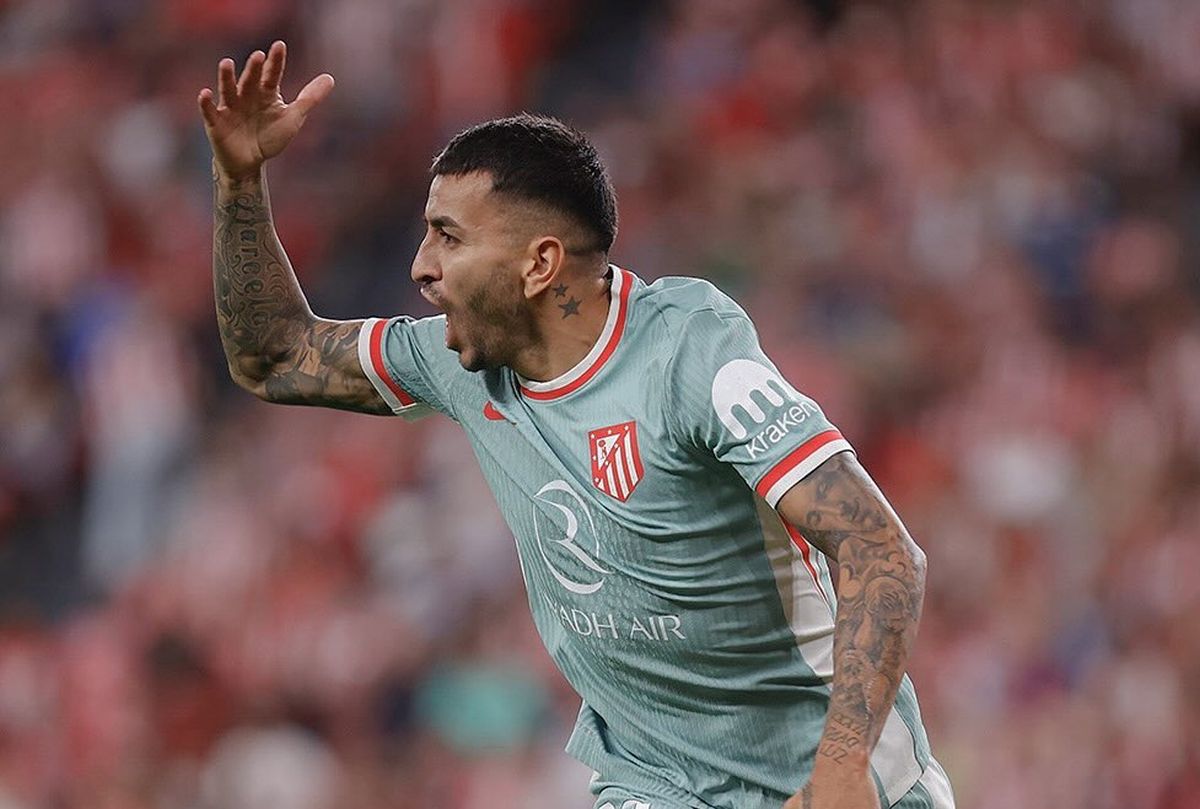 Correa festejando un gol con la camiseta del Atlético de Madrid