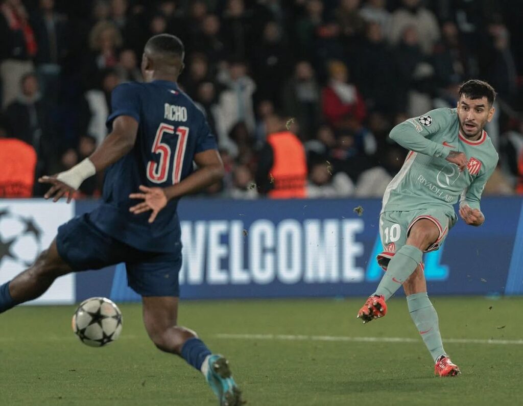 Correa marcando en el PSG-Atlético de Madrid