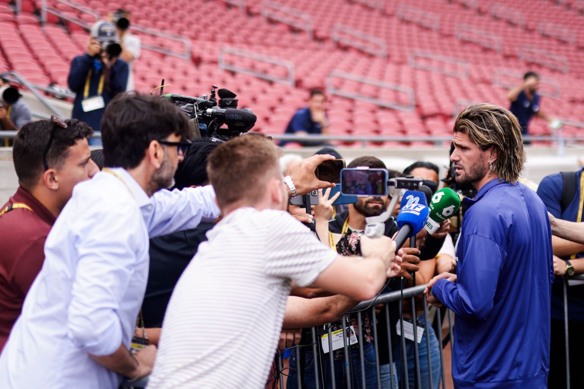 Rodrigo De Paul hablando con los medios en Los Ángeles