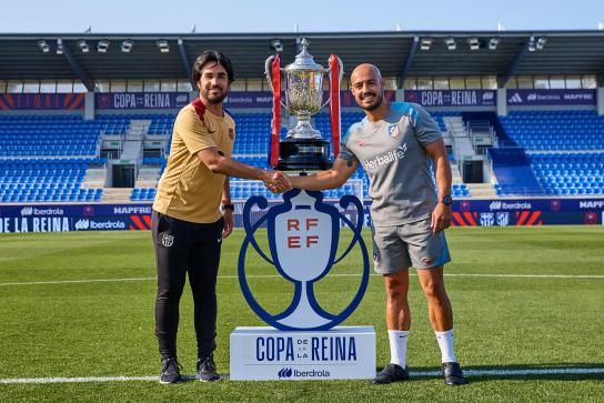 Los entrenadores Pere Romeu y Víctor Martín, antes de la final de la Copa de la Reina 2024-25 entre Barça y Atlético de Madrid
