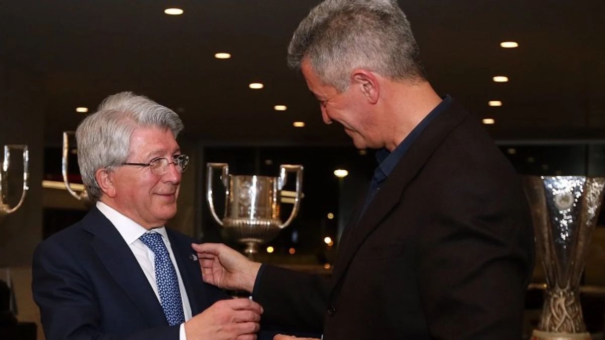 Cerezo y Gil Marín, en la sala de trofos.
