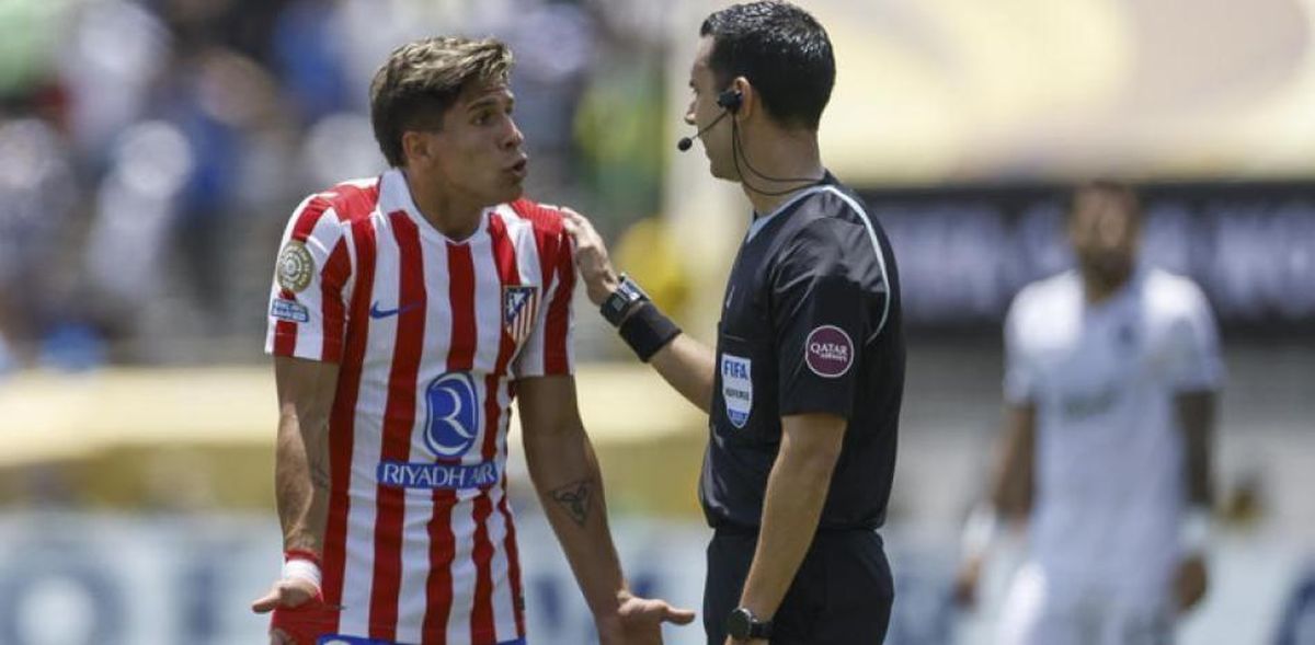 Giuliano con el árbitro César Ramos