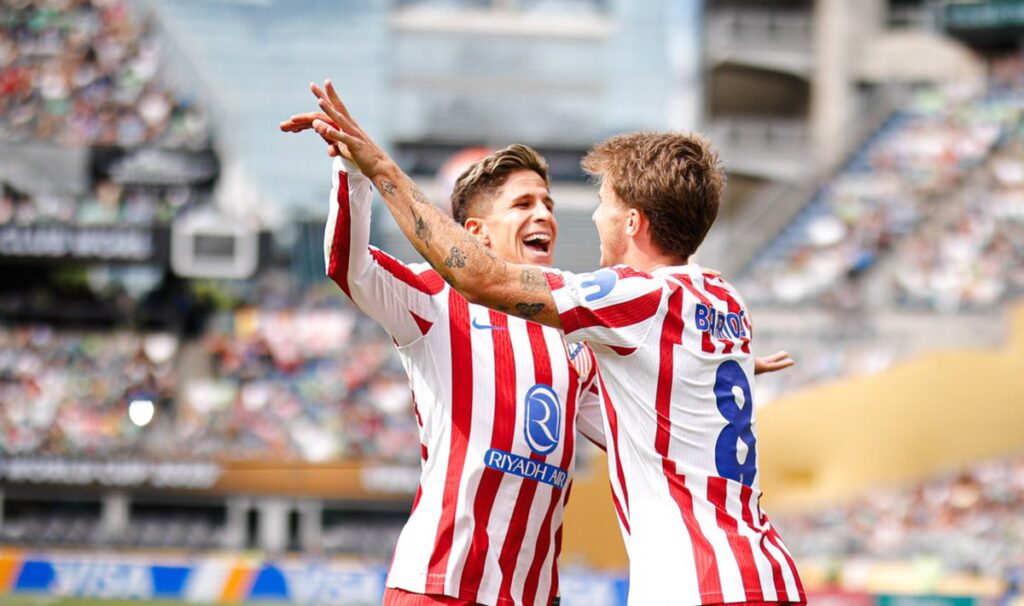 Giuliano y Barrios celebrando un gol del Atleti