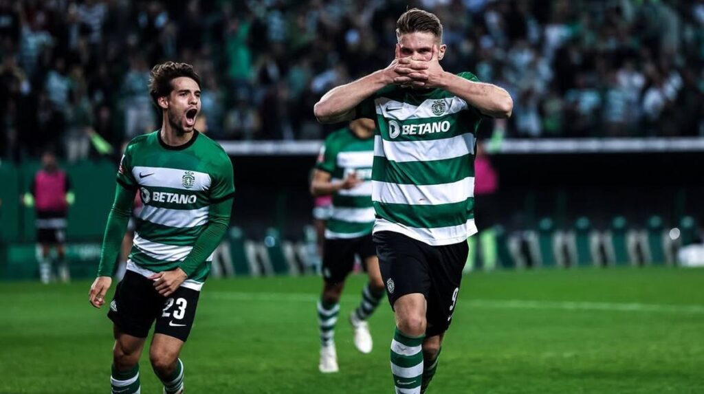Gyokeres festajando gol con la camiseta del Sporting