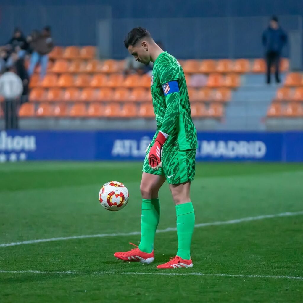 El portero Iturbe está jugando con la pelota