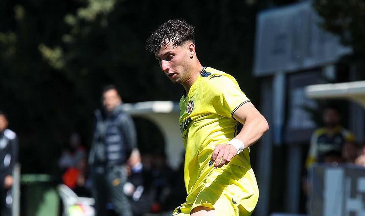 Javi Aznar, con la camiseta del Villarreal