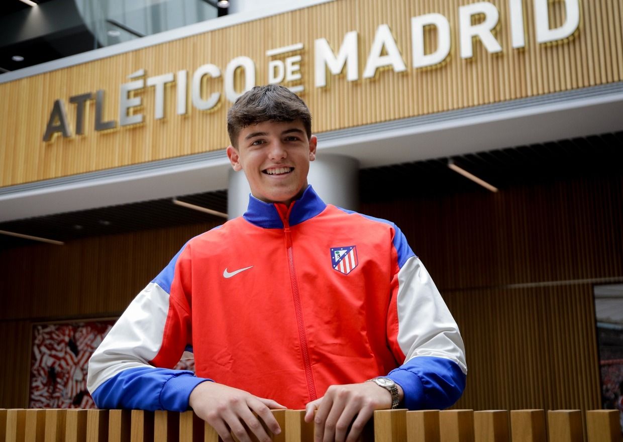 Foto: Javi Tena posa para las cámaras del club. Vía: Web del Atlético de Madrid