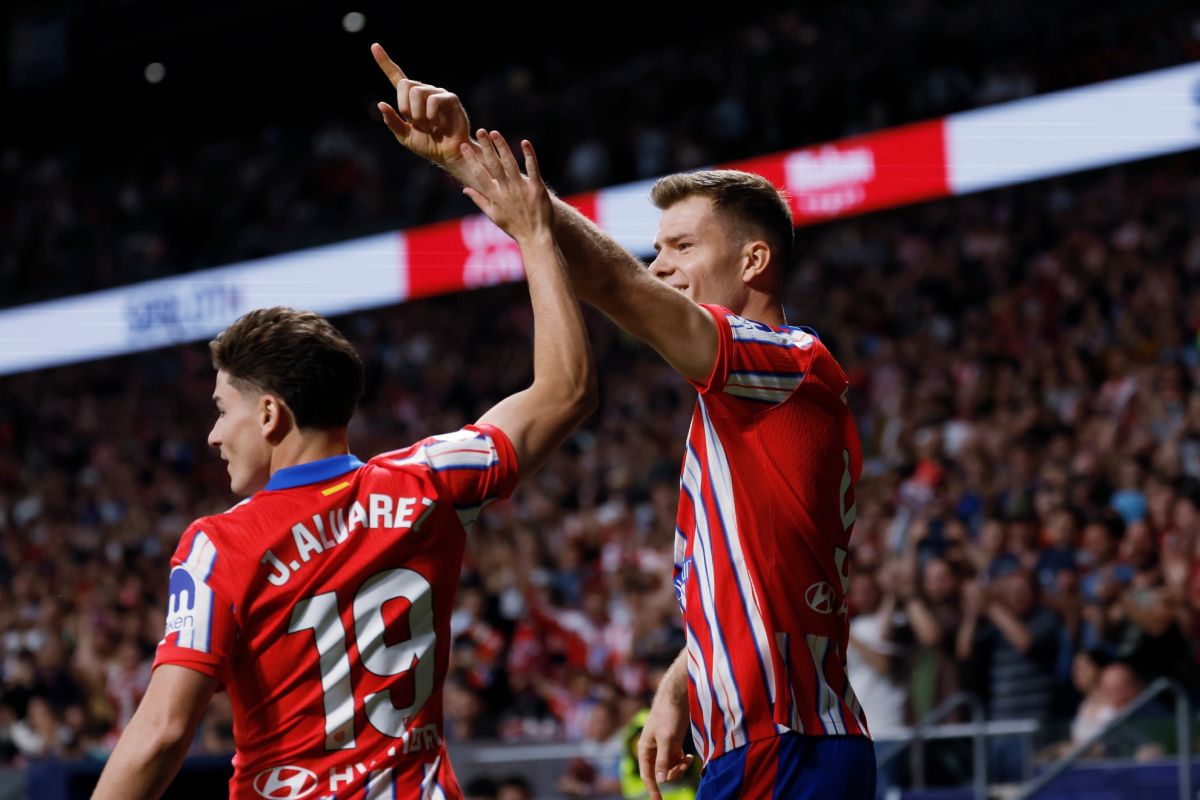 Julián y Sorloth celebran un gol