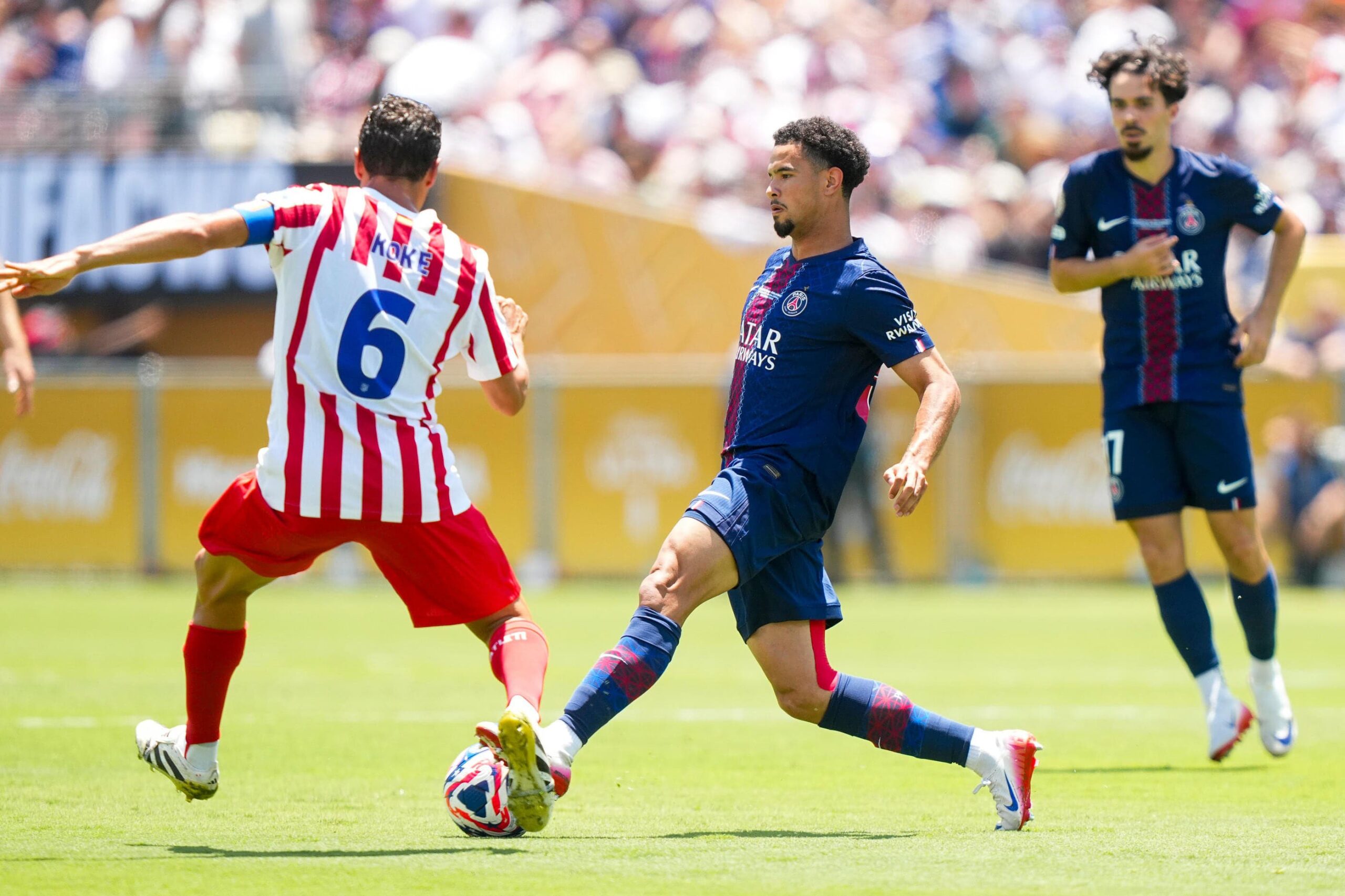 Koke marcando a los jugadores del PSG