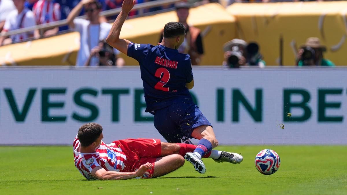 El jugador del Atleti Lenglet en el partido ante PSG