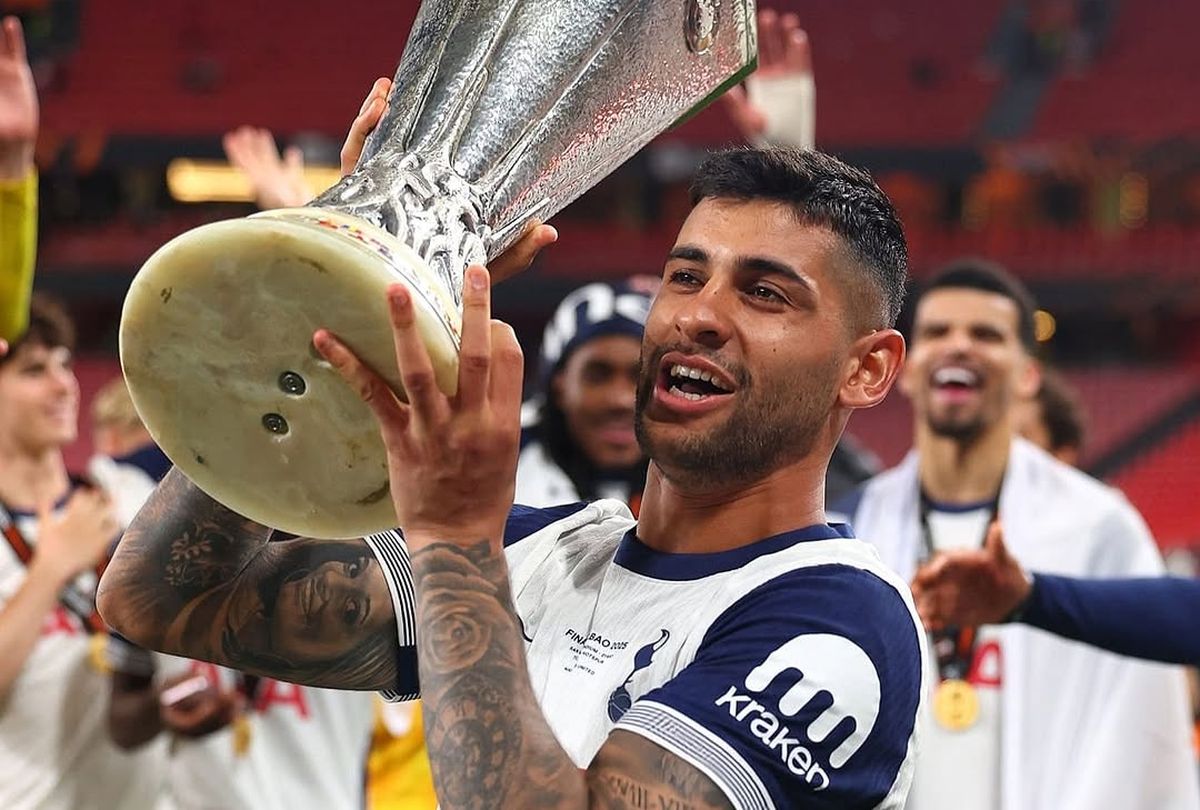 Cuti Romero con el trofeo de Europa League