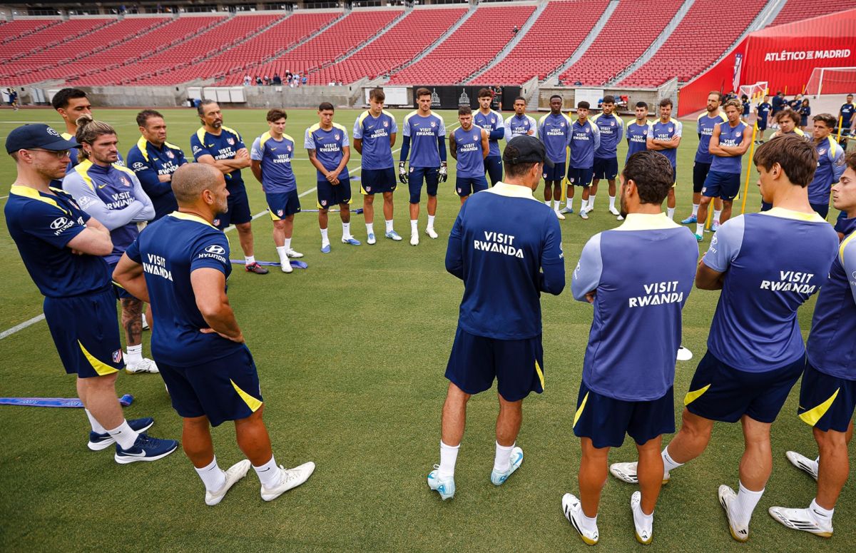 Simeone habla a los jugadores del Atleti