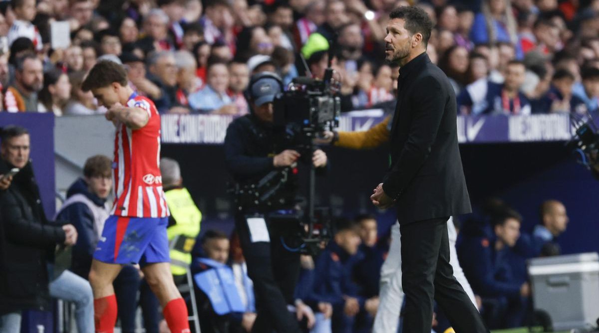 El entrenador del Atlético de Madrid Diego Pablo Simeone observa a su jugador Pablo Barrios / Fotografía: EFE