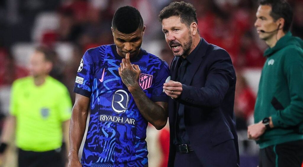 Simeone da instruciones a Reinildo, lateral izquierdo del Atlético de Madrid