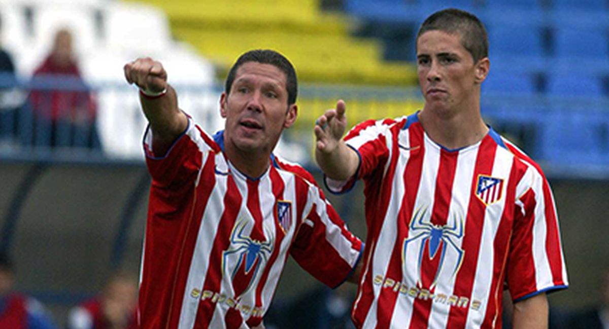 Simeone y Torres con la camiseta con el Spiderman