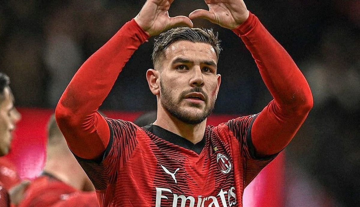Theo Hernández con la camiseta de Milan