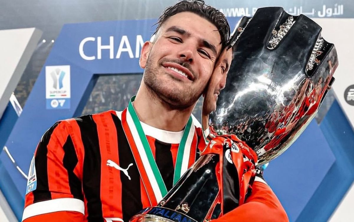 Theo Hernández con la Copa