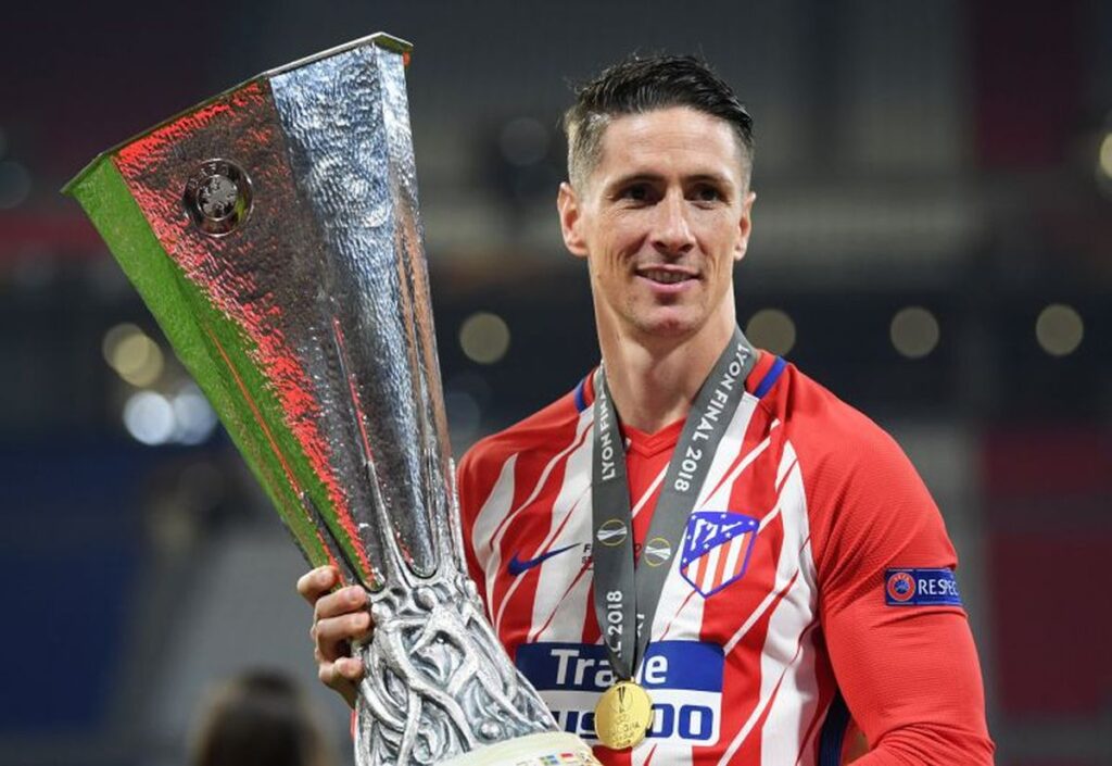 Fernando Torres con el troféo de Europa League