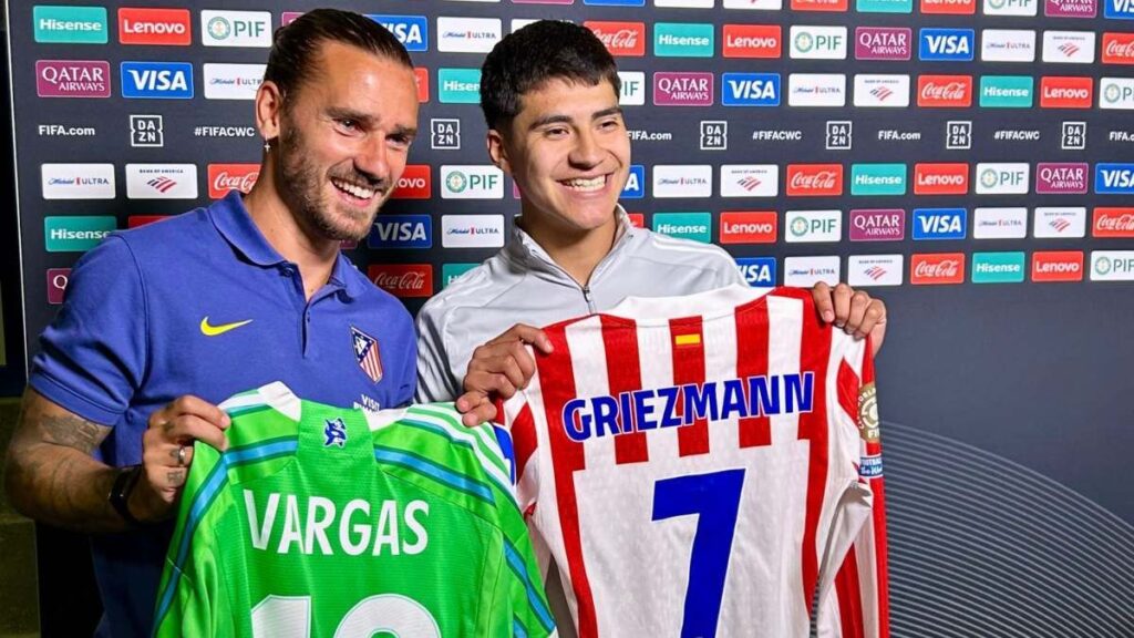 Vargas con Griezmann / Fotografía: clarosports
