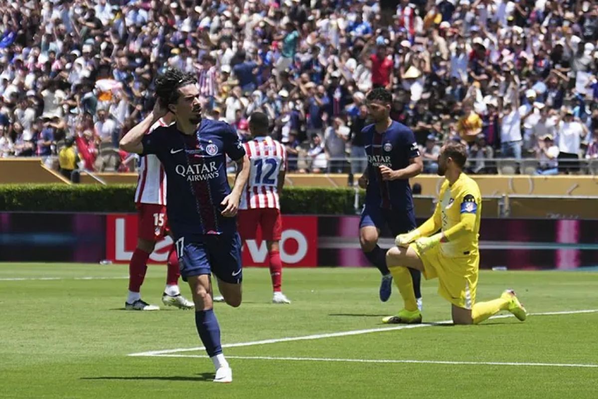 Vitinha está festejando su gol contra el Atleti