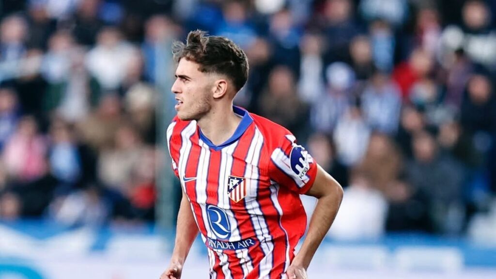 Adrián Niño con la camiseta del Atlético de Madrid