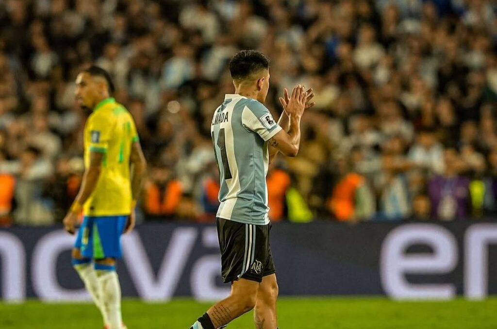 Thiago Almada en un partido de Argentina ante Brasil
