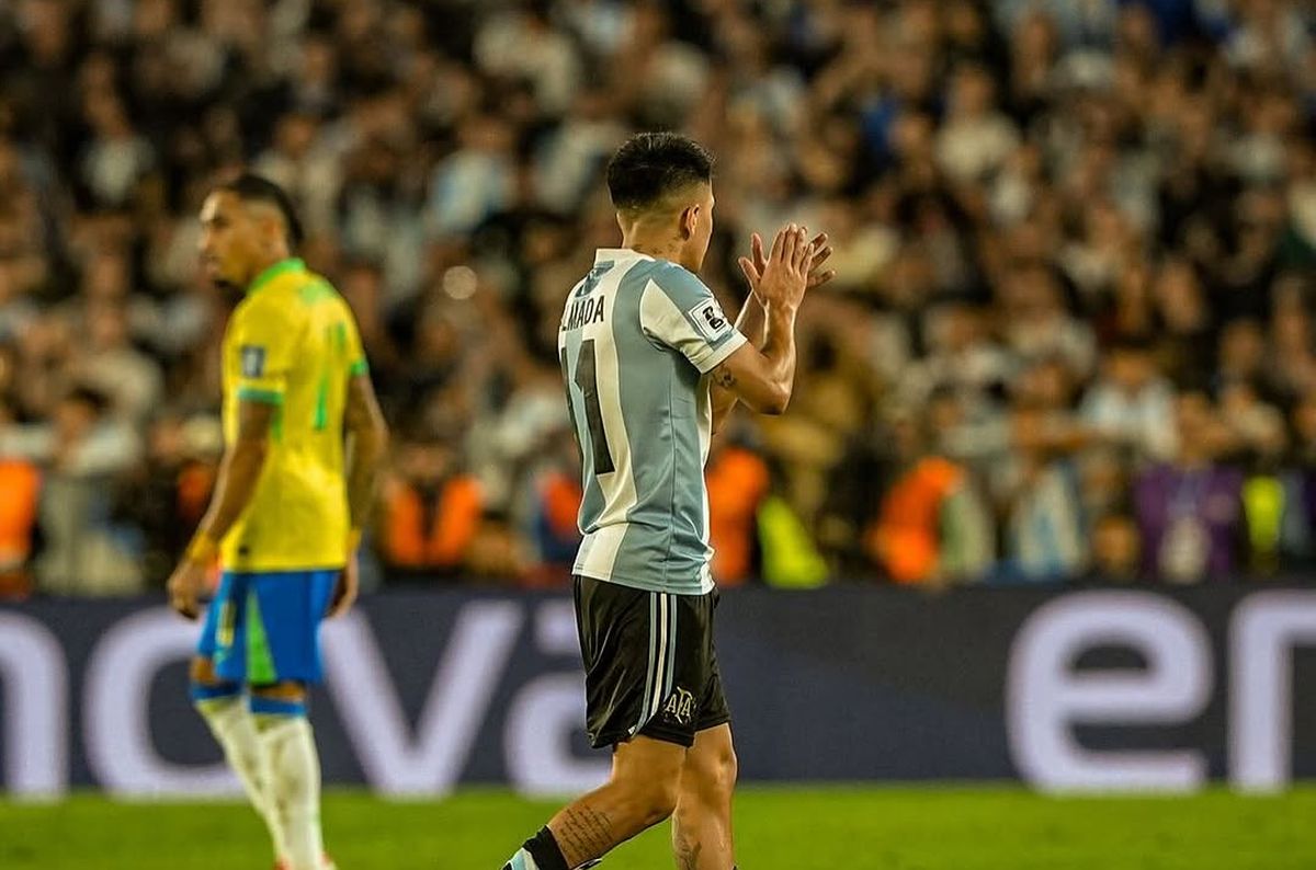 Thiago Almada en un partido de Argentina ante Brasil