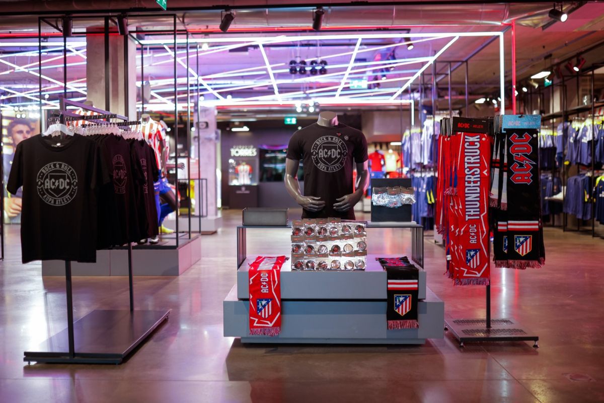 Productos del AC/DC en la tienda del Atlético de Madrid