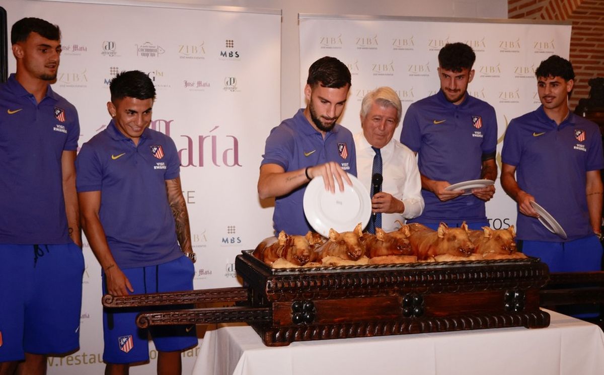 Álex Baena y los demás fichajes del Atleti en la cena tradicional en Segovia