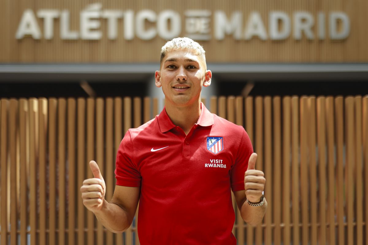 Martín Bellotti con la camiseta del Atlético