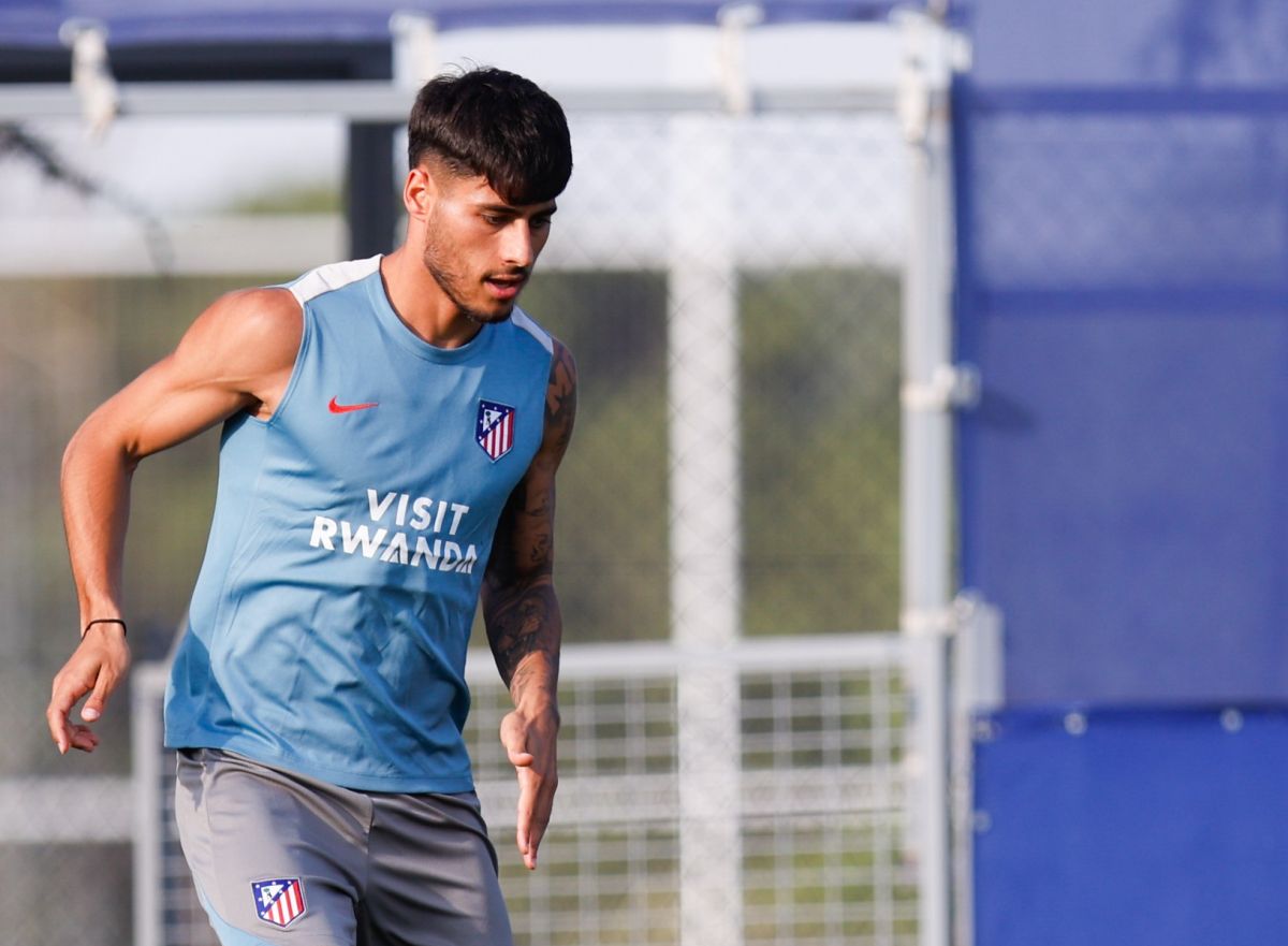 Carlos Martín con la camiseta del Atlético de Madrid