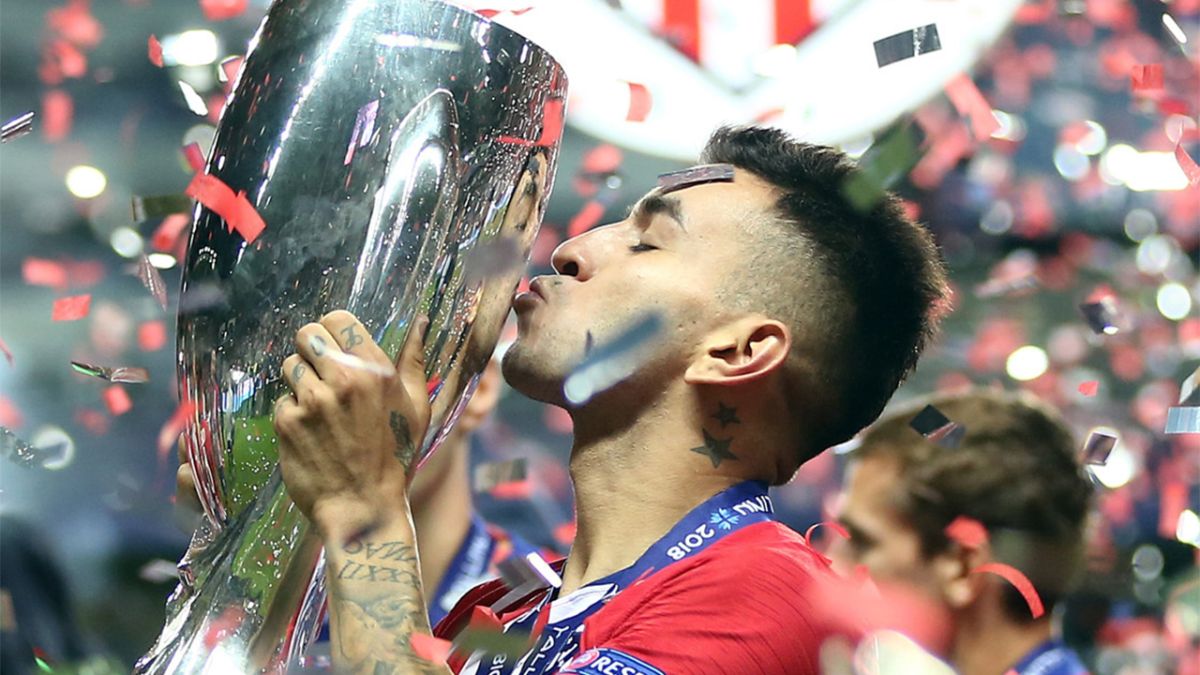 Ángel Correa con la Supercopa de Europa