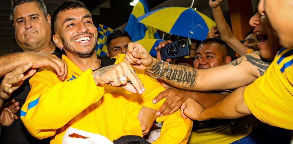 Hinchas de Tigres reciben a Correa