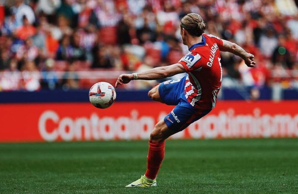 Conor Gallagher con la camiseta del Atleti