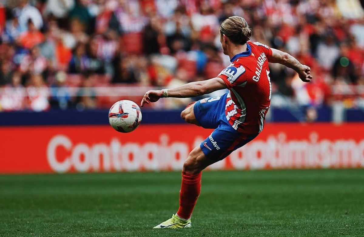 Conor Gallagher con la camiseta del Atleti