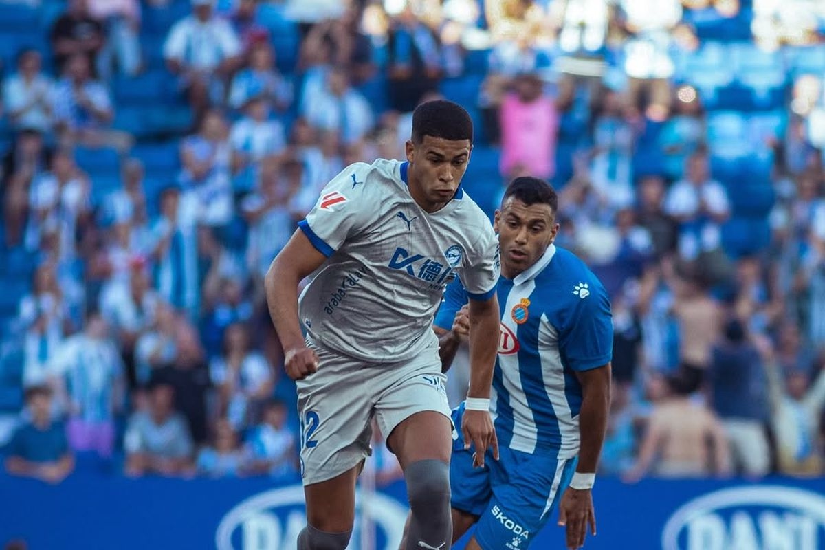 Santiago Mouriño con la camiseta del Alavés