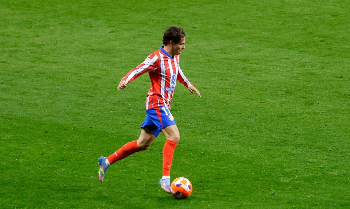 Rodrigo Riquelme con camiseta del Atleti