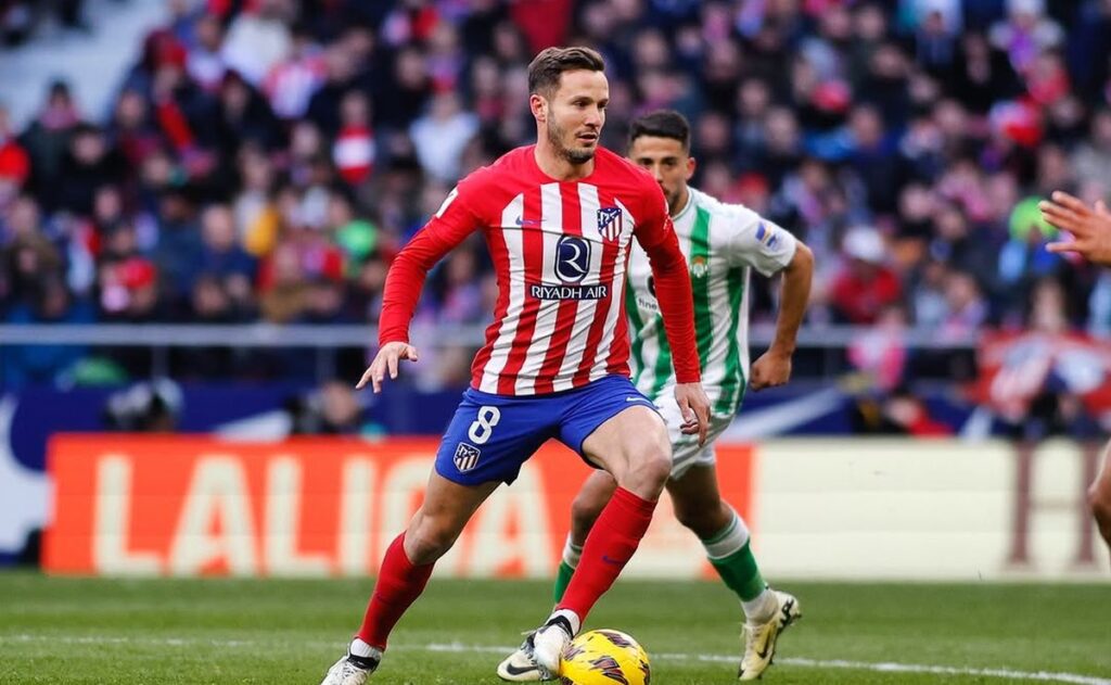 Saúl Ñíguez con la camiseta del Atleti