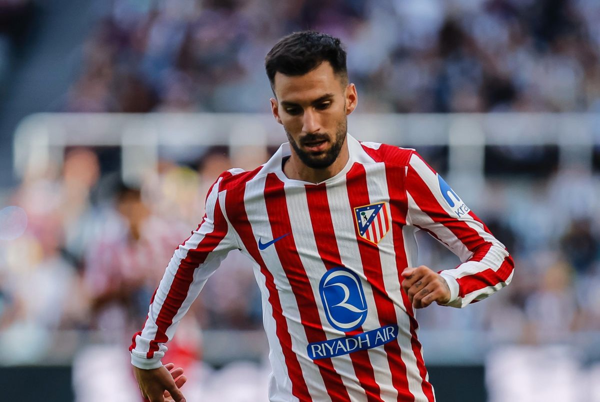 Álex Baena con la camista del Atleti
