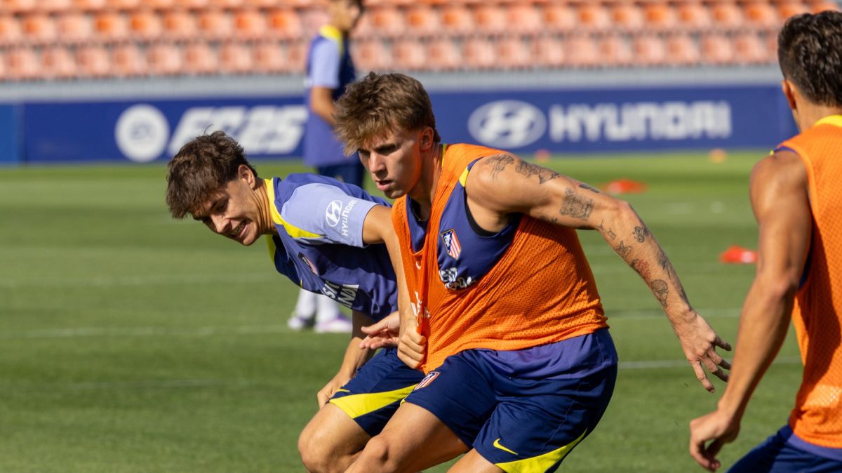 Pablo Barrios en el entrenamiento del Atlético de Madrid