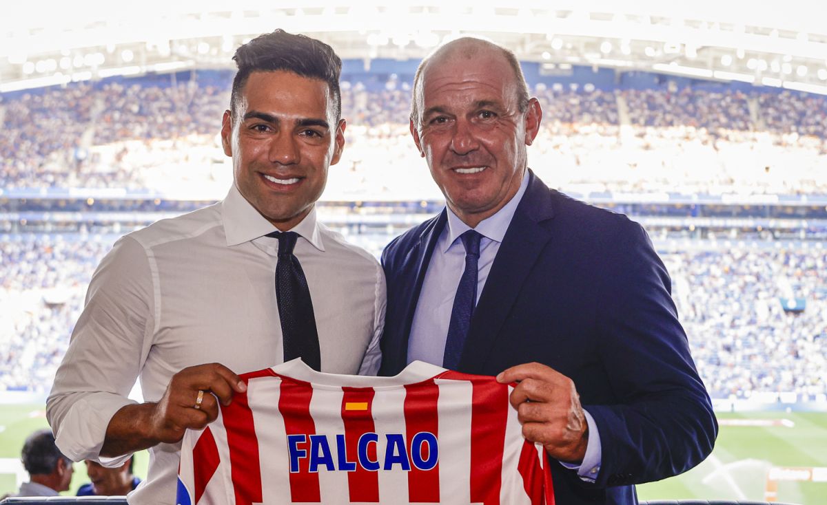 Falcao con el vicepresidente del Atleti, Antonio Alonso