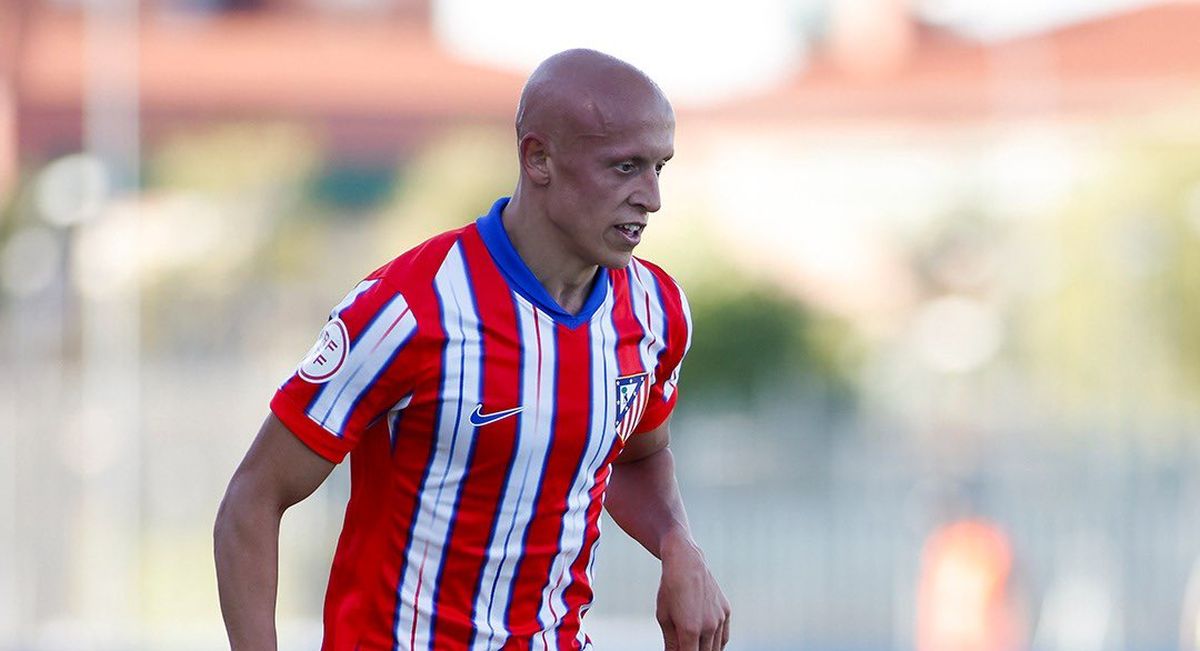 Víctor Mollejo con la camiseta del Atlético de Madrid