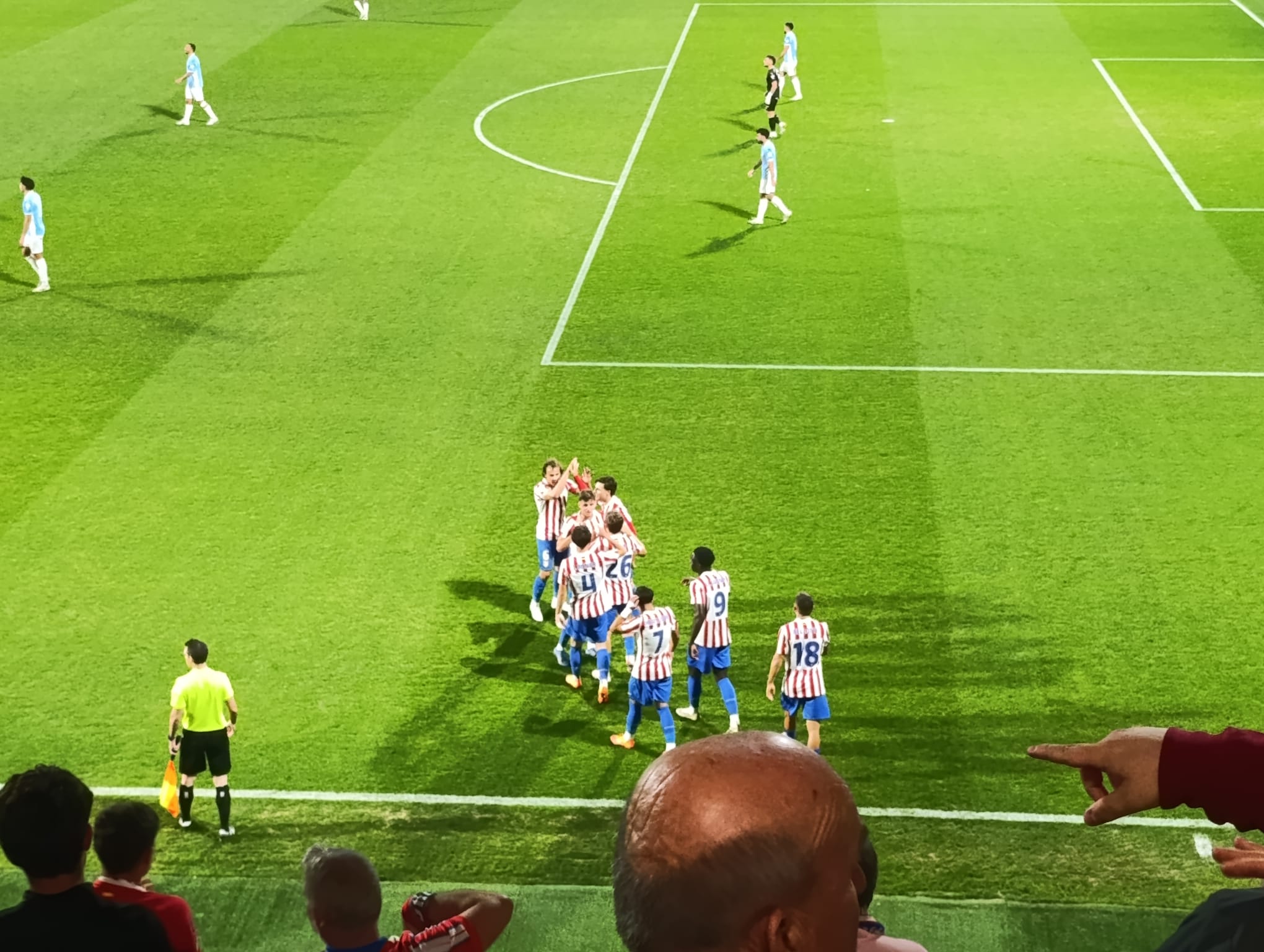 Los jugadores del Atlético Madrileño festejando un gol ante el Ibiza