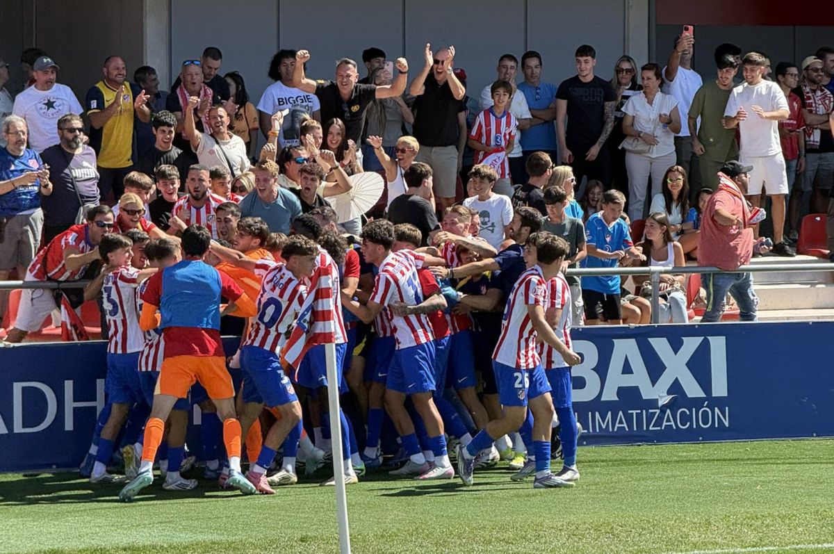 Los jugadores del Atlético Madrileño festajando el empate ante el Real Murcia
